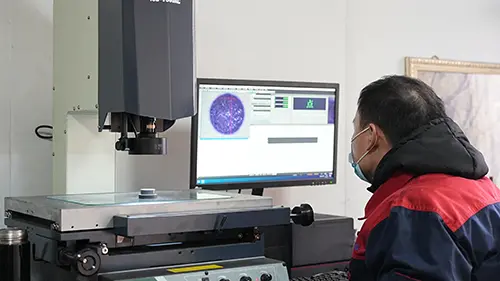 Са оштрим видом и прецизним вођењем, чврсто успостављамо квалитетну линију одбране за калупе.